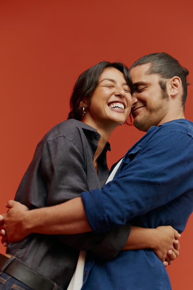 Dia dos namorados: marcas de moda masculina investem em casais reais para estrelar campanhas para a data