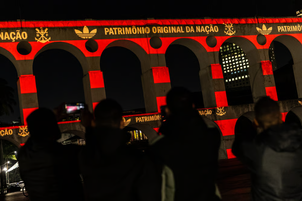 Flamengo e adidas Originals celebram história do clube nos Arcos da Lapa