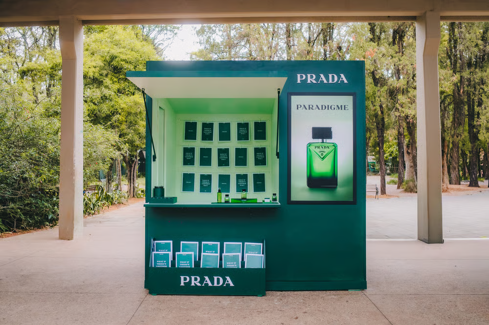 Prada Beauty traz ao Brasil o Prada Kiosk e lança a nova fragrância masculina Prada Paradigme